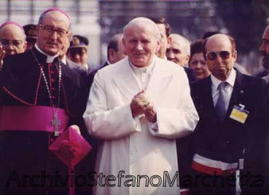 papa con il Sindaco Arnaldo Altieri e mons. Fagiulo